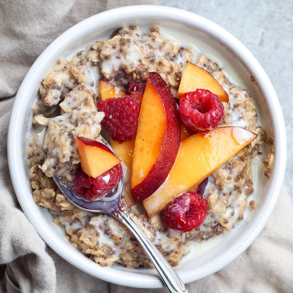 Delicious breakfast: vegan and gluten free porridge with cinnamon & fruit